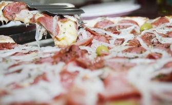 A pizza de calabresa é uma das mais pedidas na casa